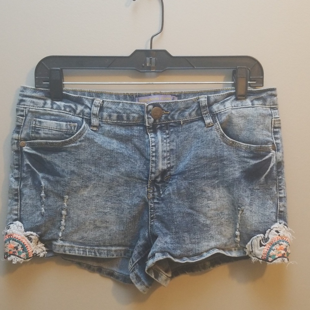 Boom boom jean shorts, distressed & unique detail